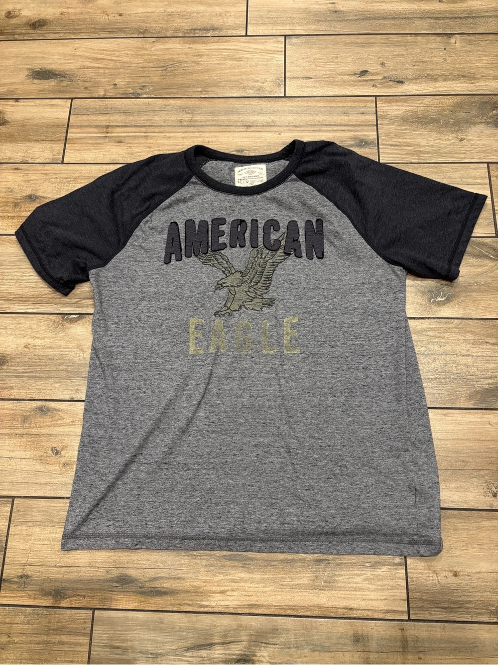 American Eagle Outfitters Vintage Classic Fit Eagle Raglan Tee Size XL